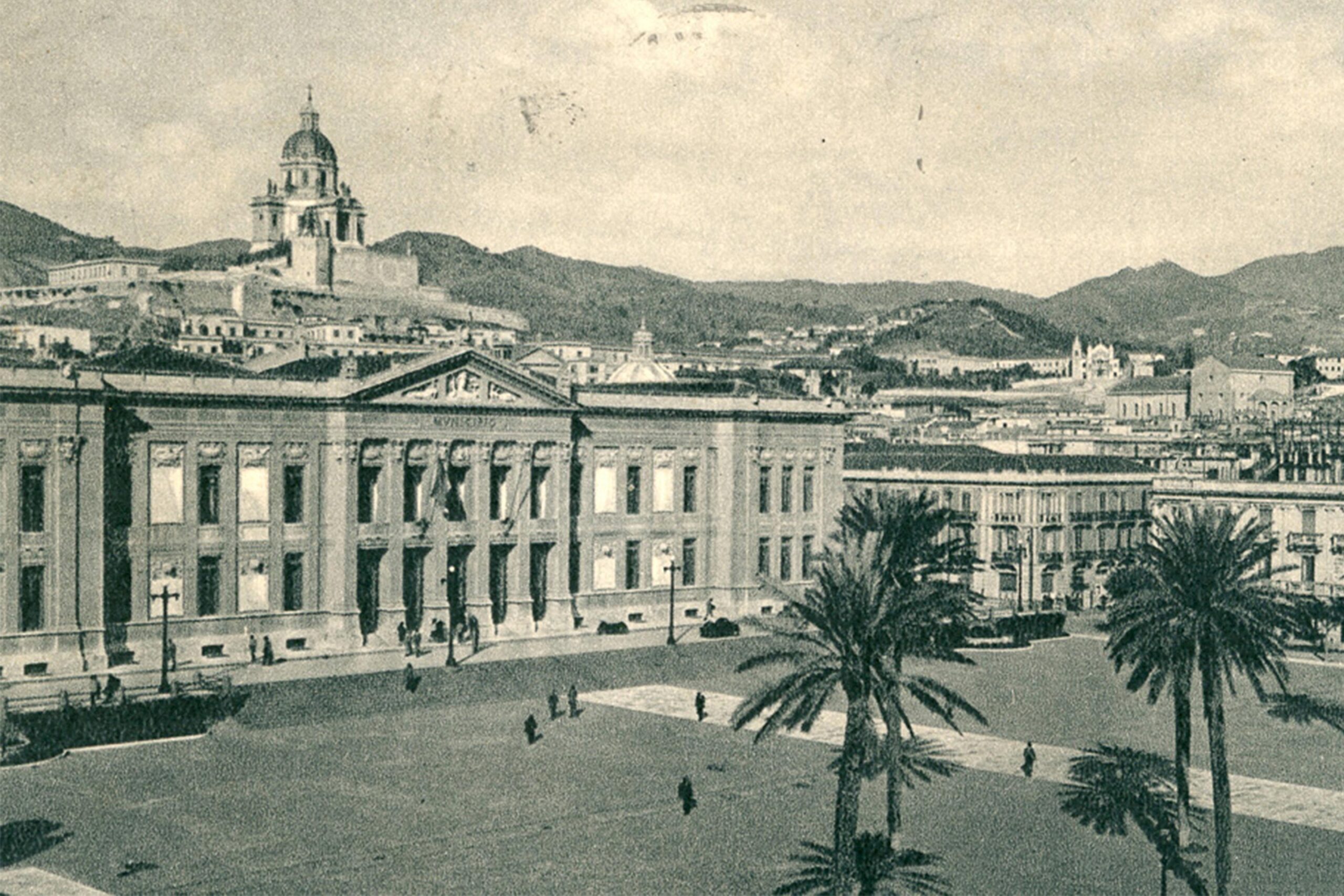 Edificio storico neoclassico con palme e colline