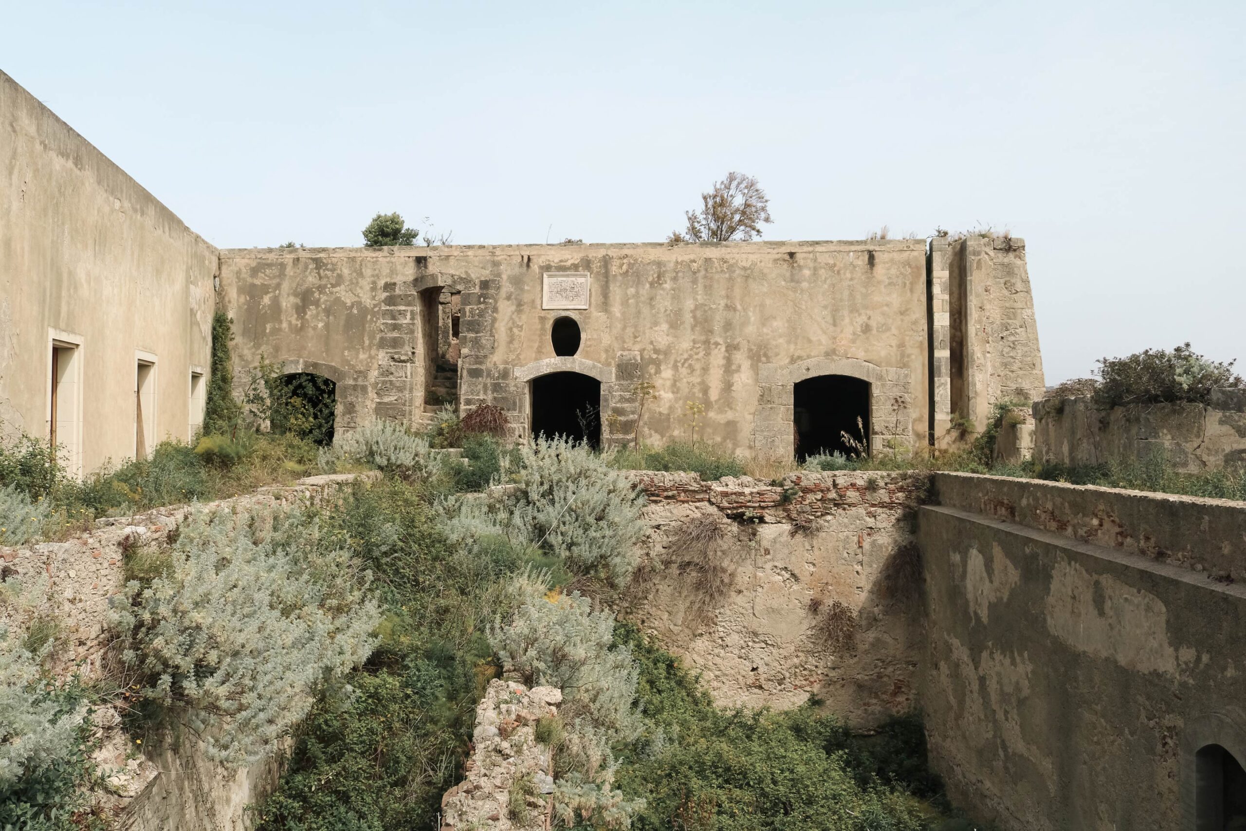 Le pareti e la copertura in muratura e pietra del forte