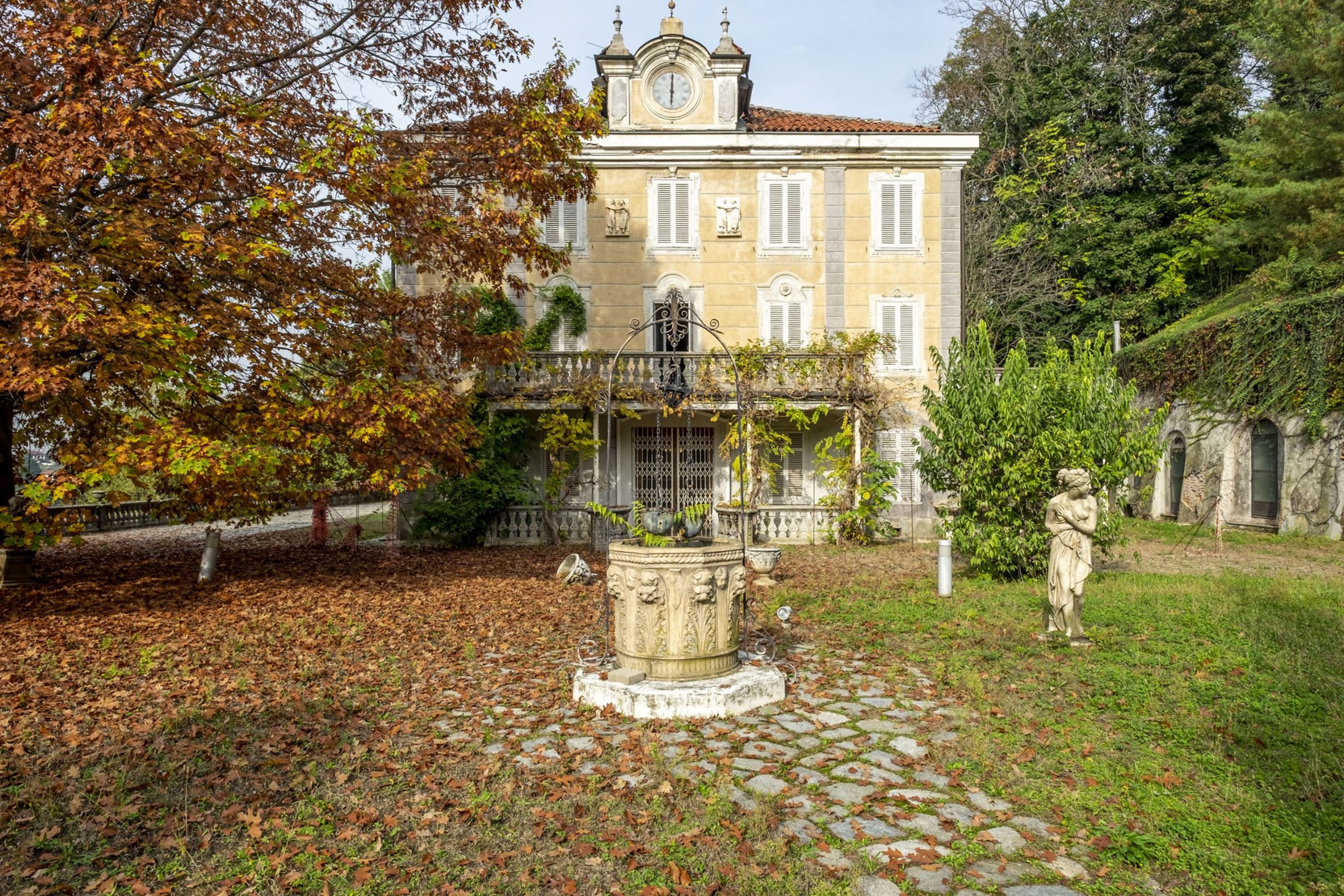 Villa padronale con pozzo e statue