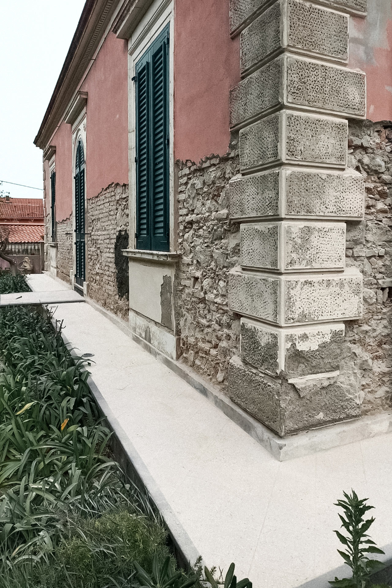 Restauro muro in pietra e mattoni con bugnato villa storica