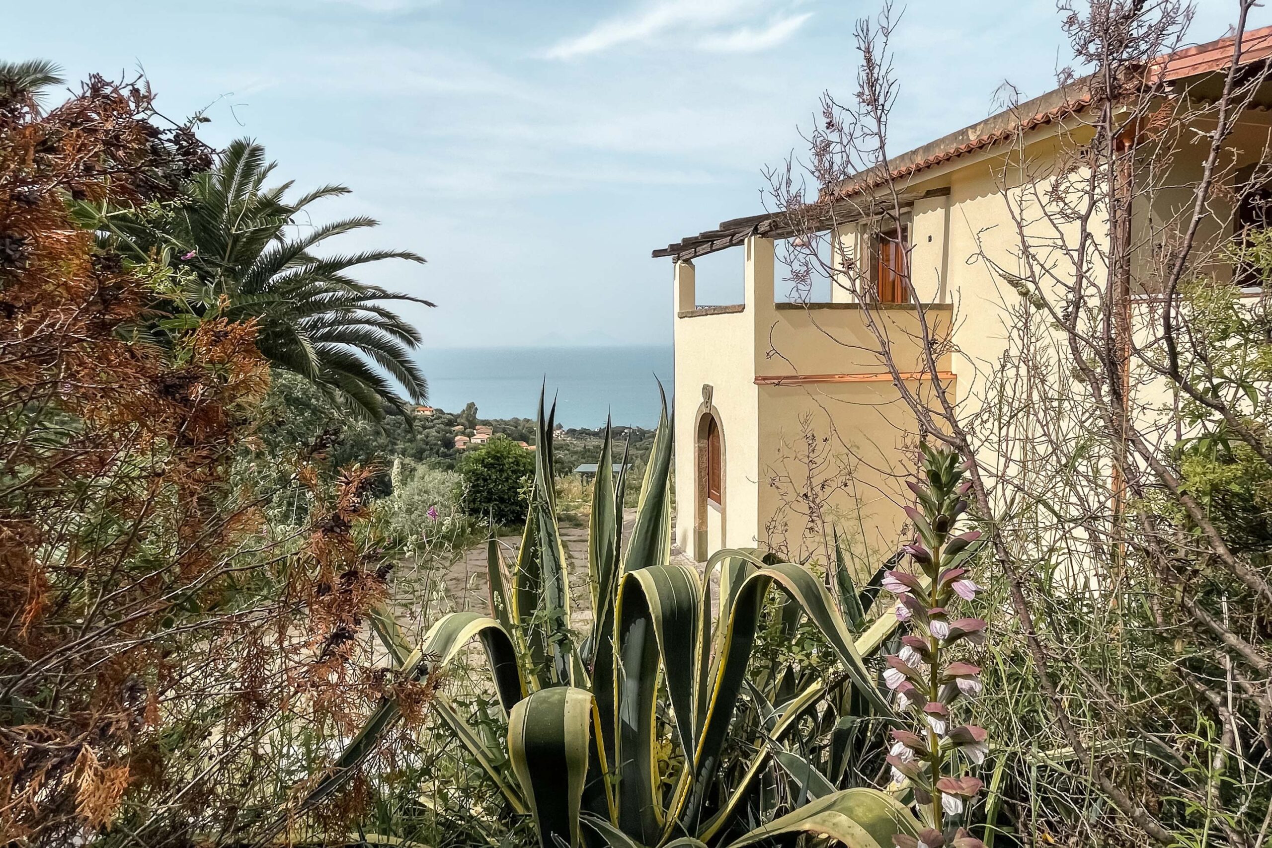 Villa vista mare con piante mediterranee e pergola