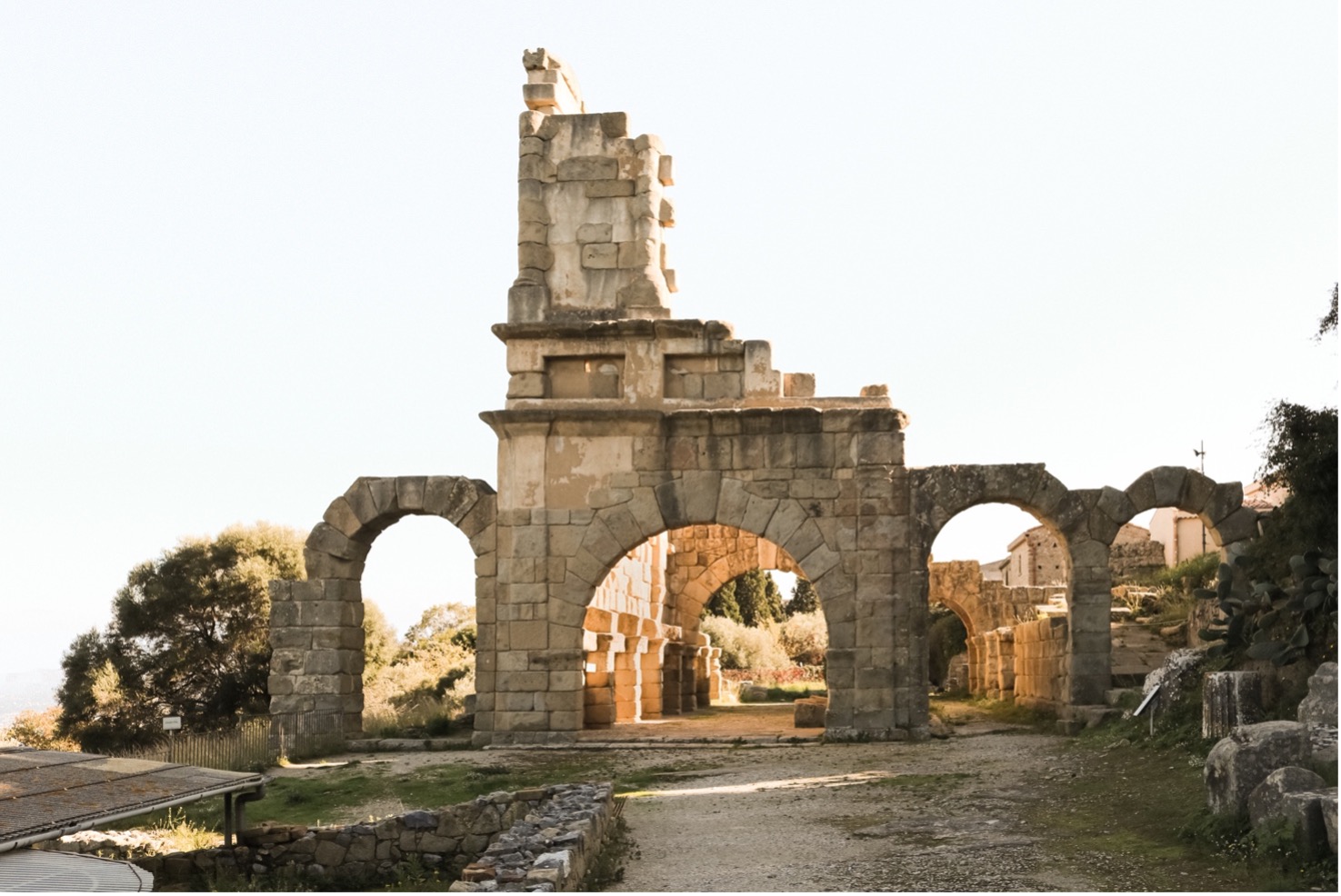 Basilica di Tindari con archi di pietra