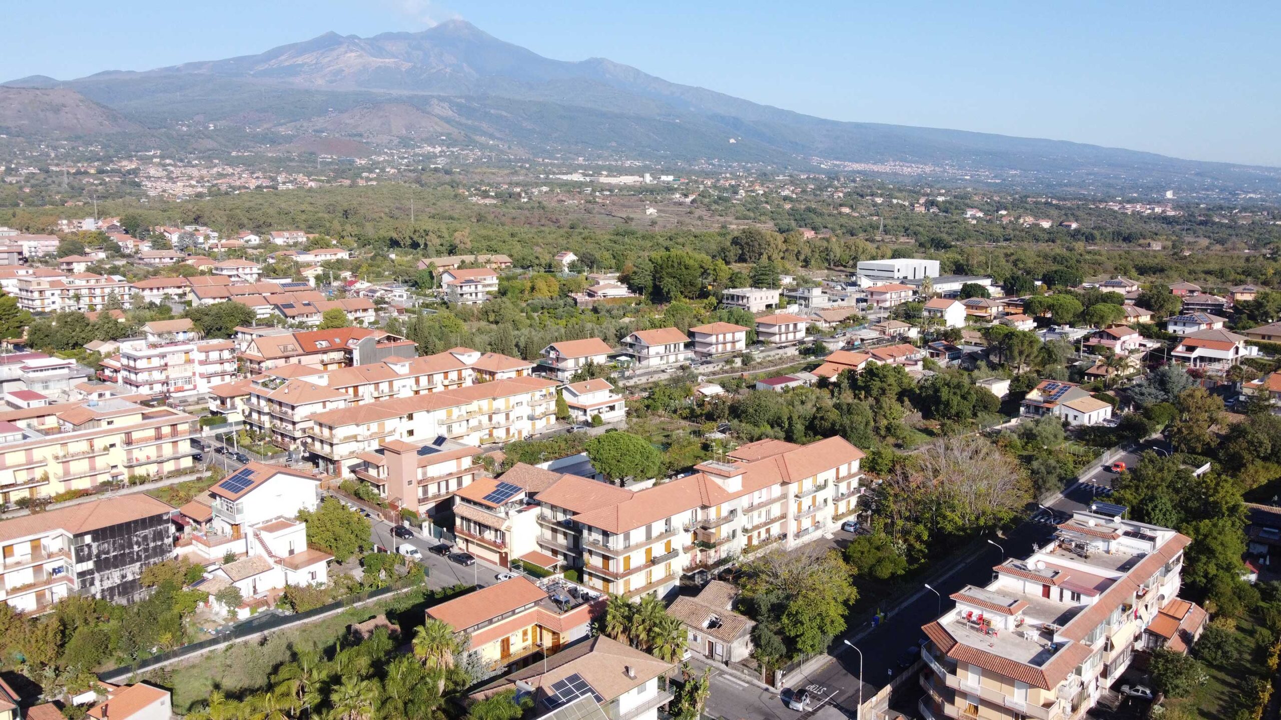 Vista dal drone su Aci S. Antonio con sfondo l'Etna